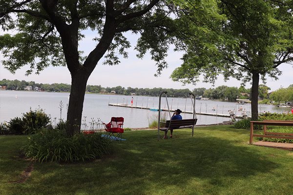 photo of the Diamond Lake shore